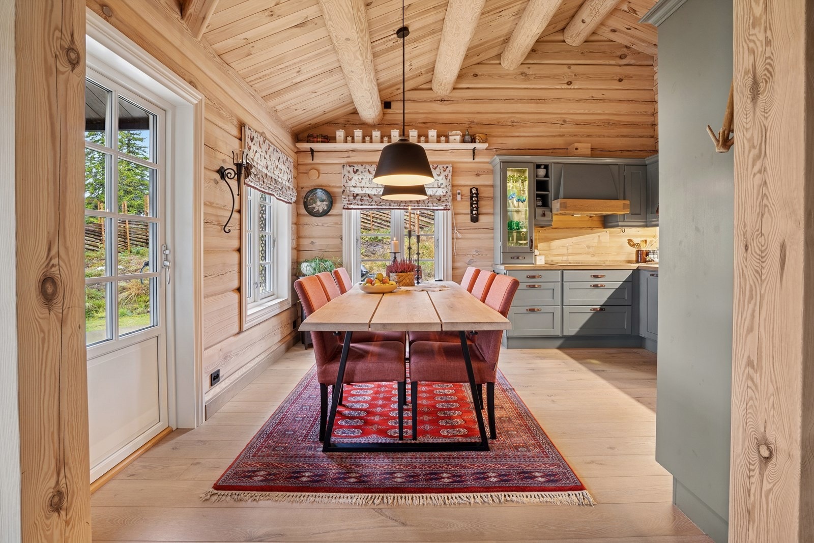 Det er utgang til uteområde fra kjøkken/spisestue. Galleribilde