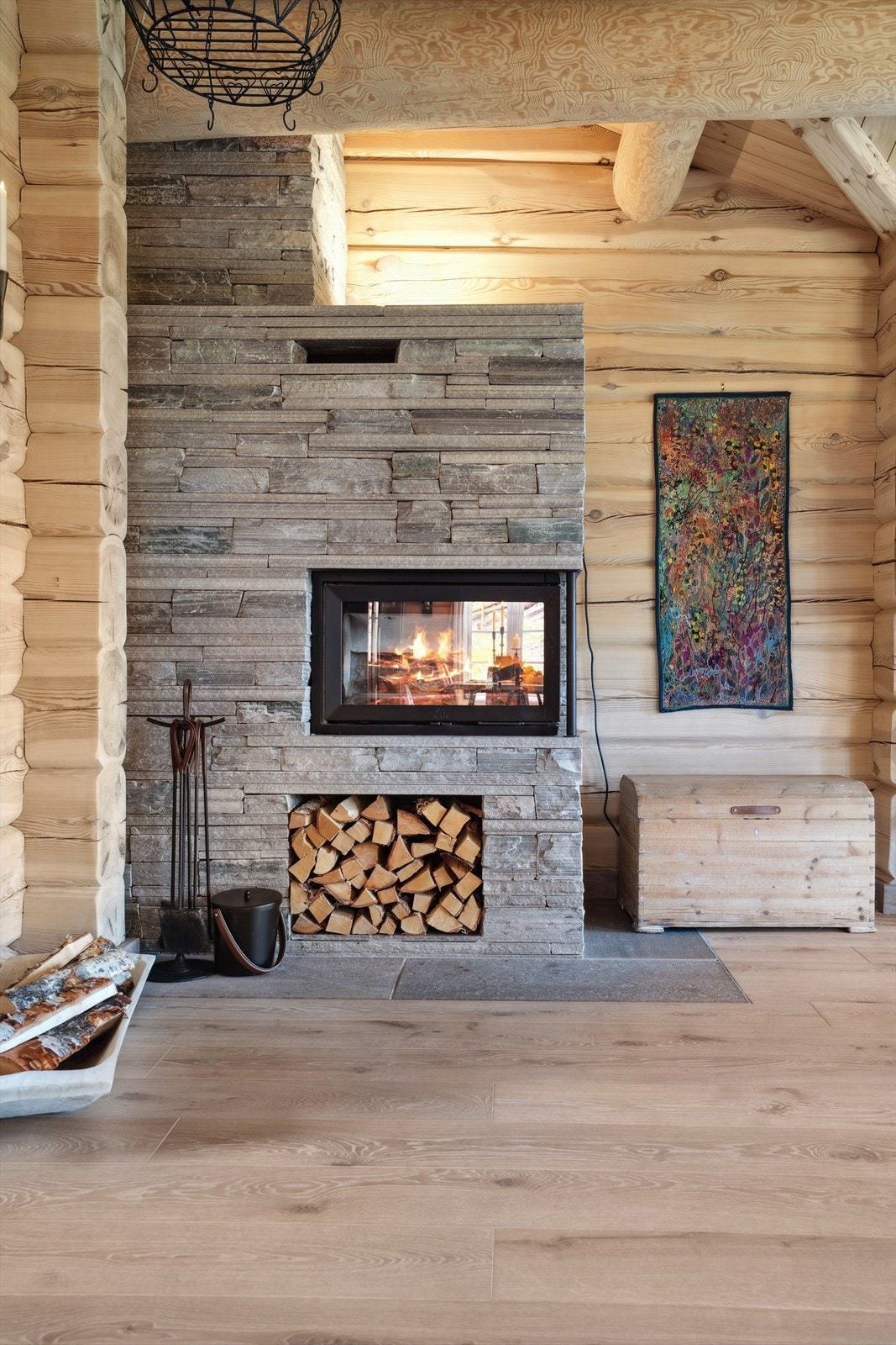 Flott peis i stuen som gir både varme og hygge på kalde dager. Galleribilde