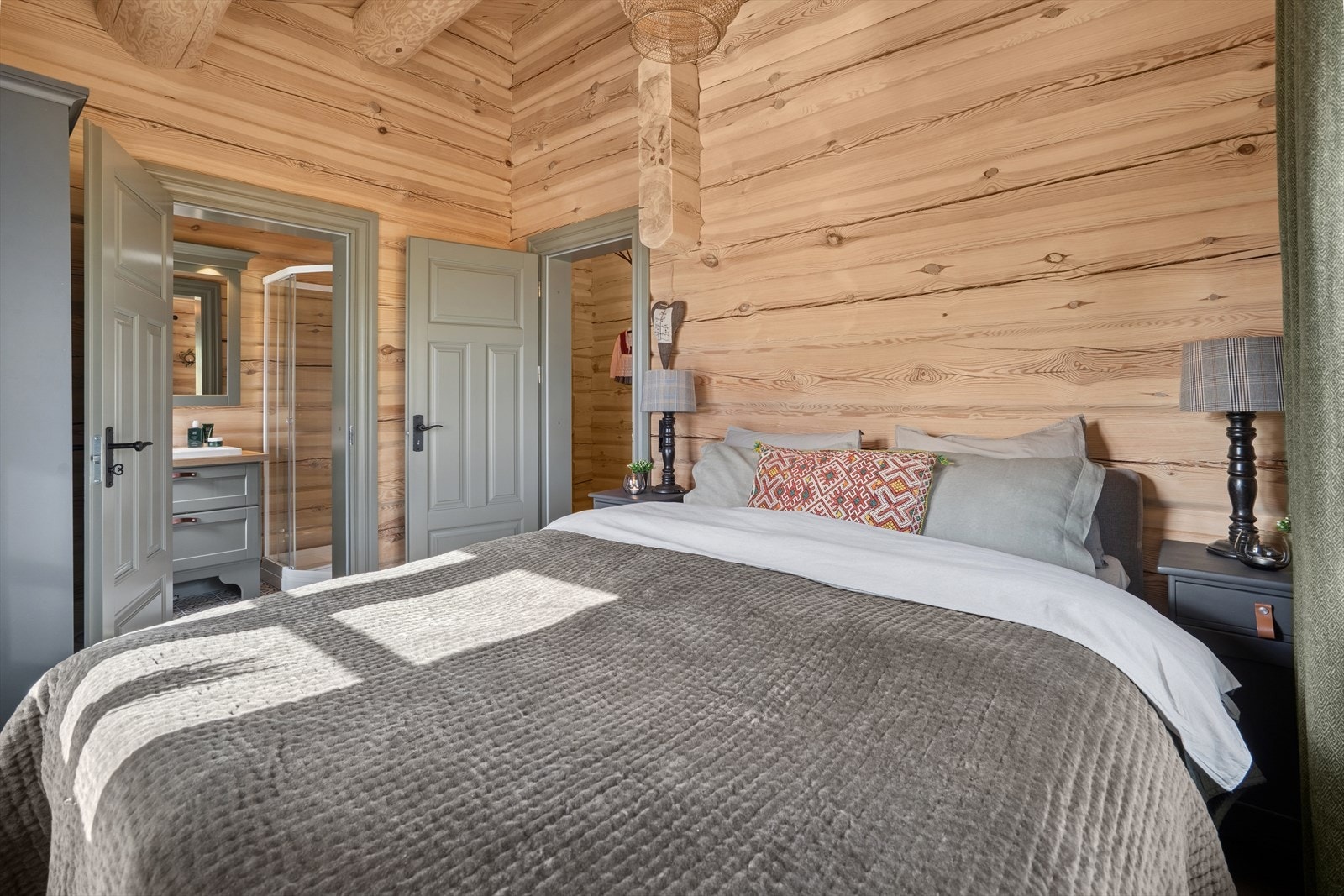 Hovedsoverommet har tilgang til eget bad. Galleribilde