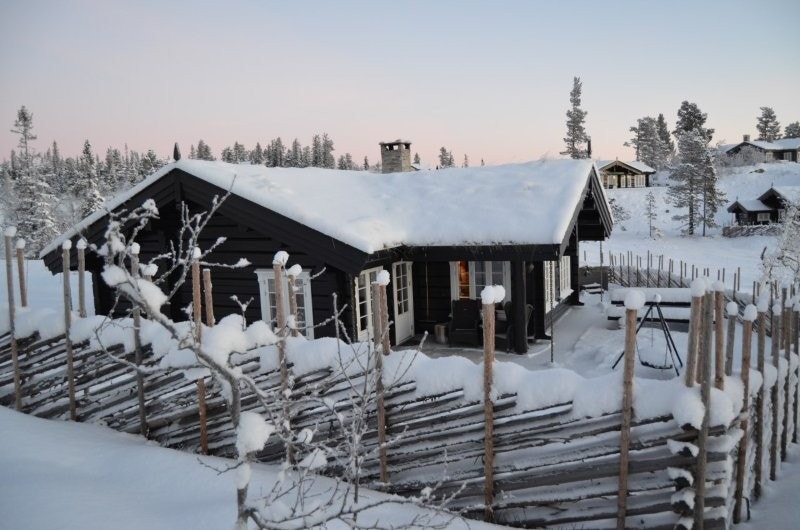 Flott hytte fra Drømmehytta. Fine uteplasser hvor du kan flytte deg etter vær og vind. Galleribilde