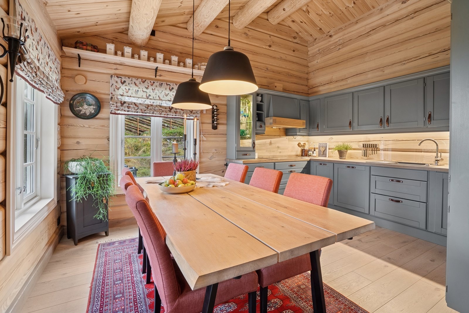 Hyggelig kjøkken med god plass til gjester. Galleribilde