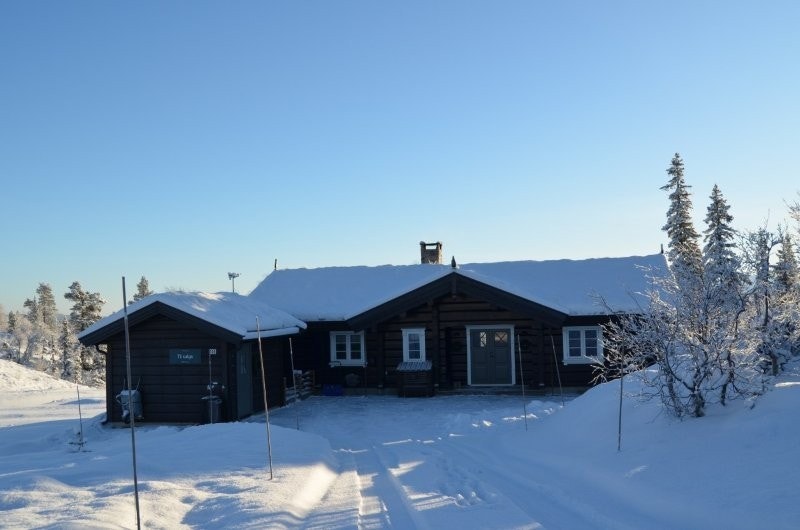 Eiendommen har frittstående utebod med god lagringsplass. Galleribilde