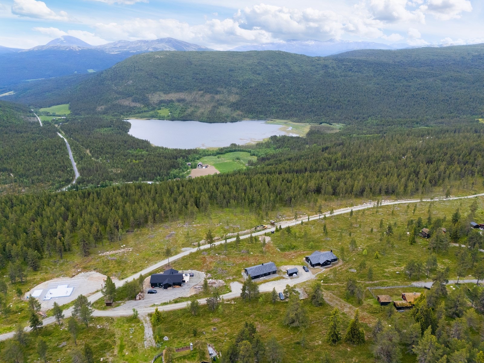 Spektakulær beliggenhet med naturskjønn utsikt. Dette er et perfekt område for friluftsentusiaster som søker ro og harmoni. Galleribilde