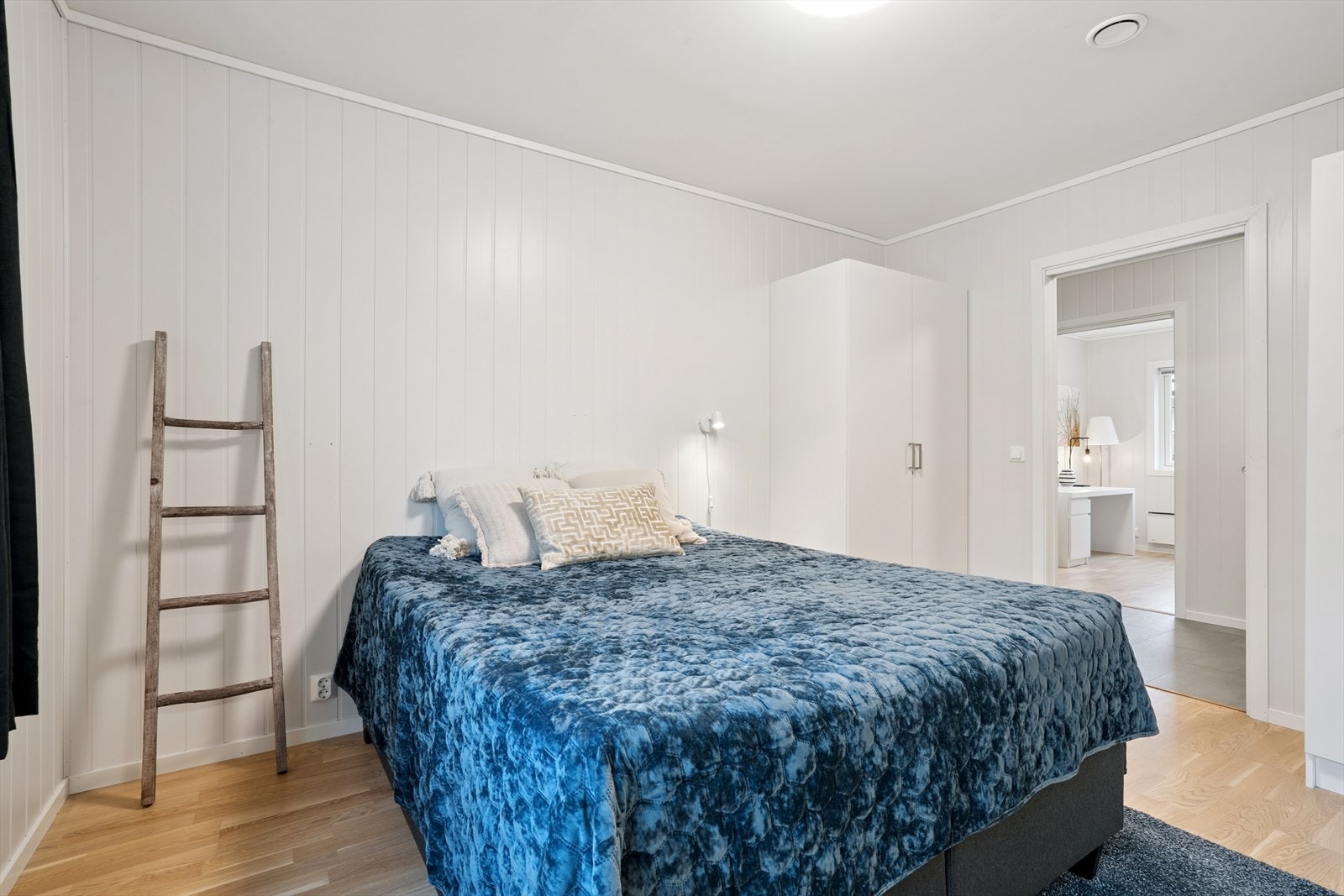 Boligen har to soverom. Hovedsoverommet har god plass til dobbeltseng og garderobeløsning. Galleribilde