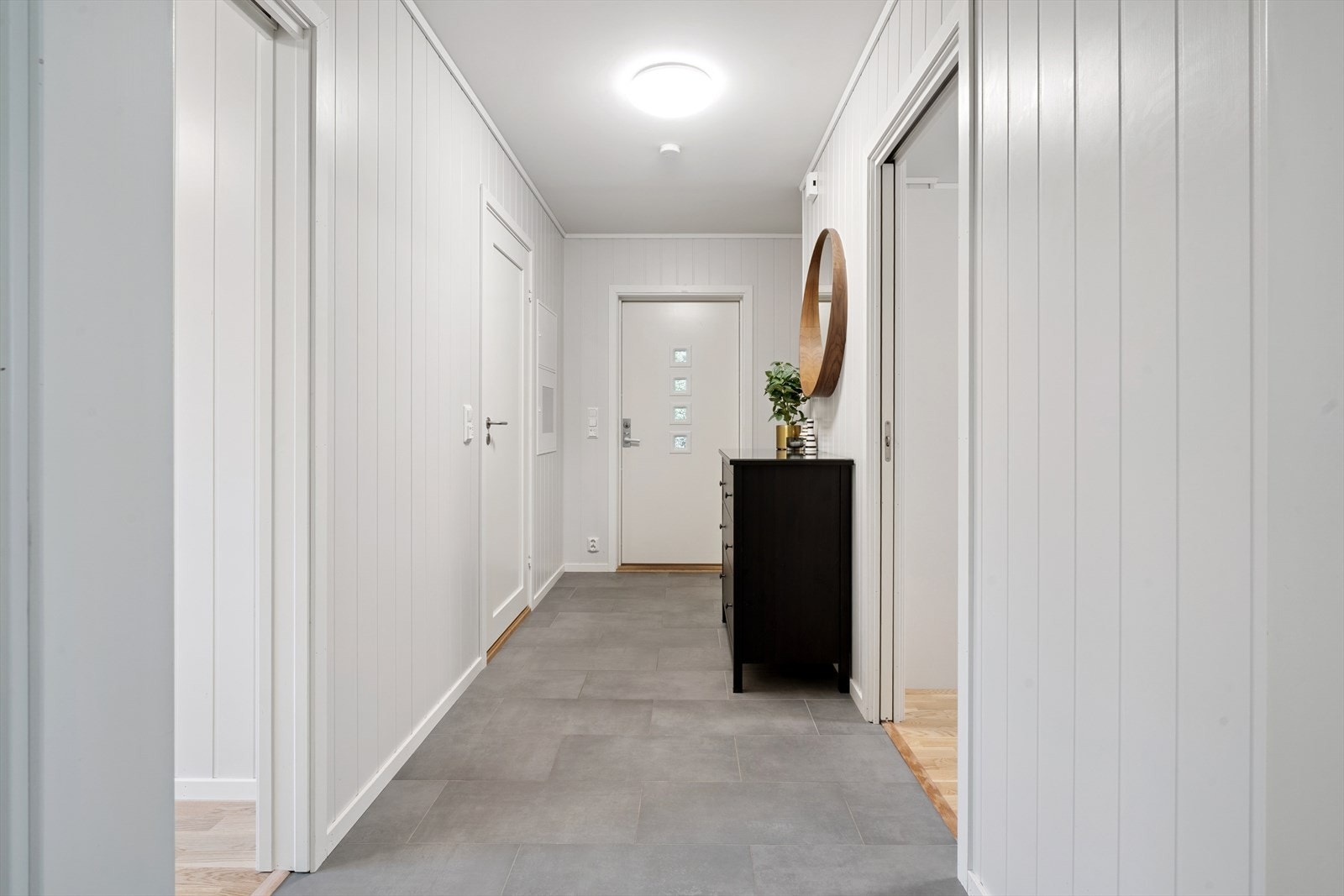 Lys og hyggelig entré som ønsker deg velkommen hjem! Galleribilde