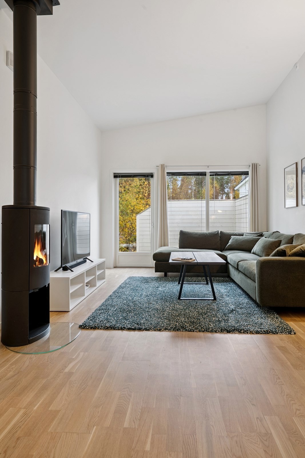 Fra stuen er det direkte utgang til en terrasse på 10 m². Galleribilde