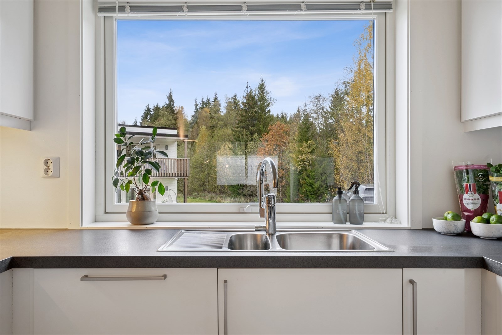 Kjøkkenventilator med avtrekk ut sikrer et godt inneklima under matlaging. Galleribilde