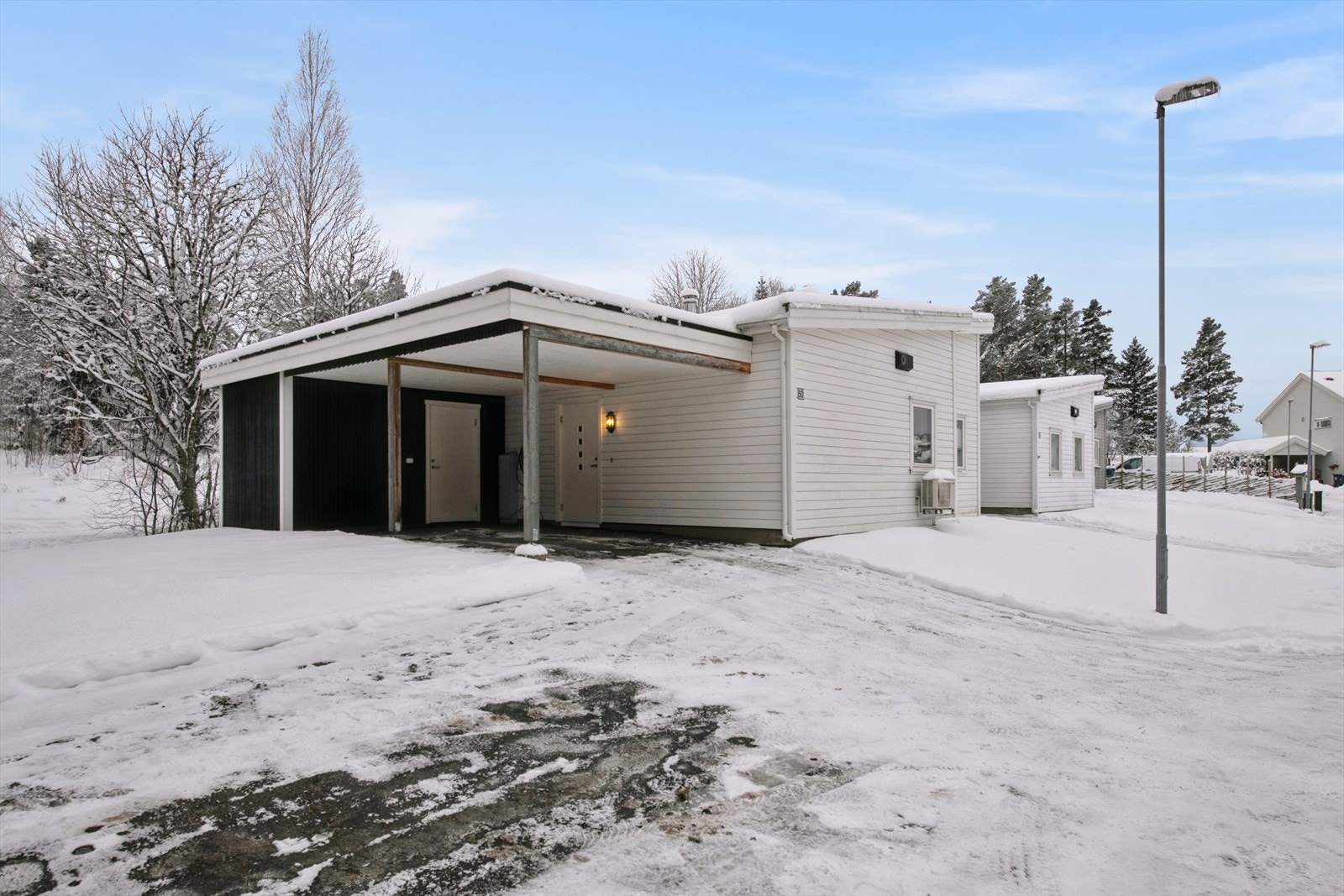 Parkering i carport med praktisk bod i bakkant. Galleribilde