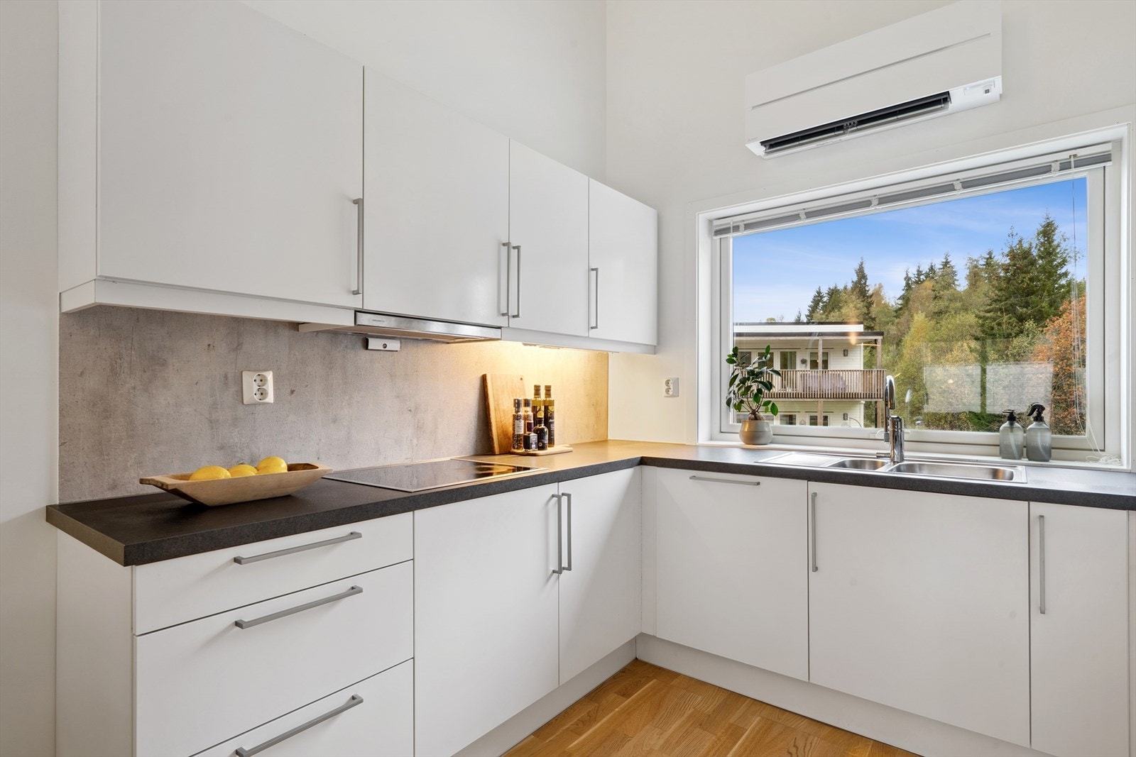 En luft-til-luft varmepumpe, installert i 2023, sørger for energieffektiv oppvarming og kjøling. Galleribilde