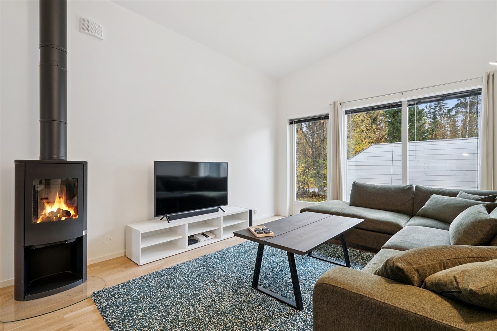 En moderne vedovn gir både effektiv varme og en hyggelig atmosfære på kalde dager. Galleribilde