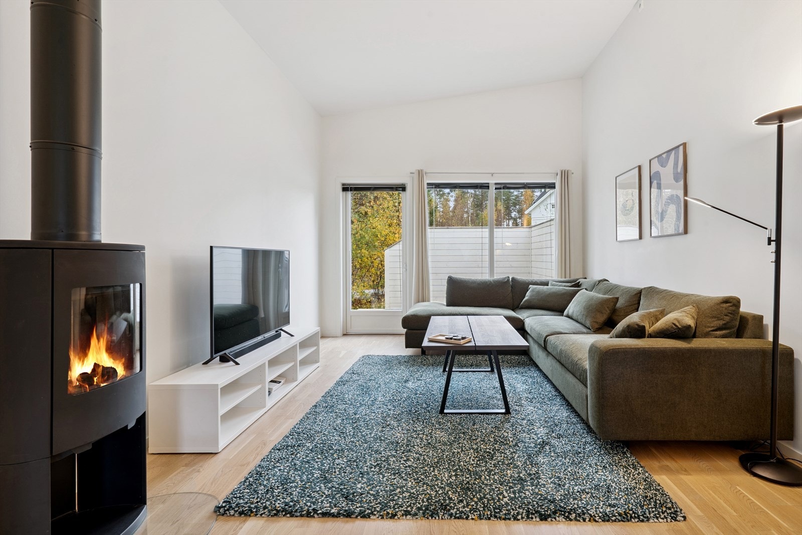 Stuen og kjøkkenet utgjør et sosialt allrom med god takhøyde og gjennomgående, hvitpigmentert eikeparkett. Galleribilde