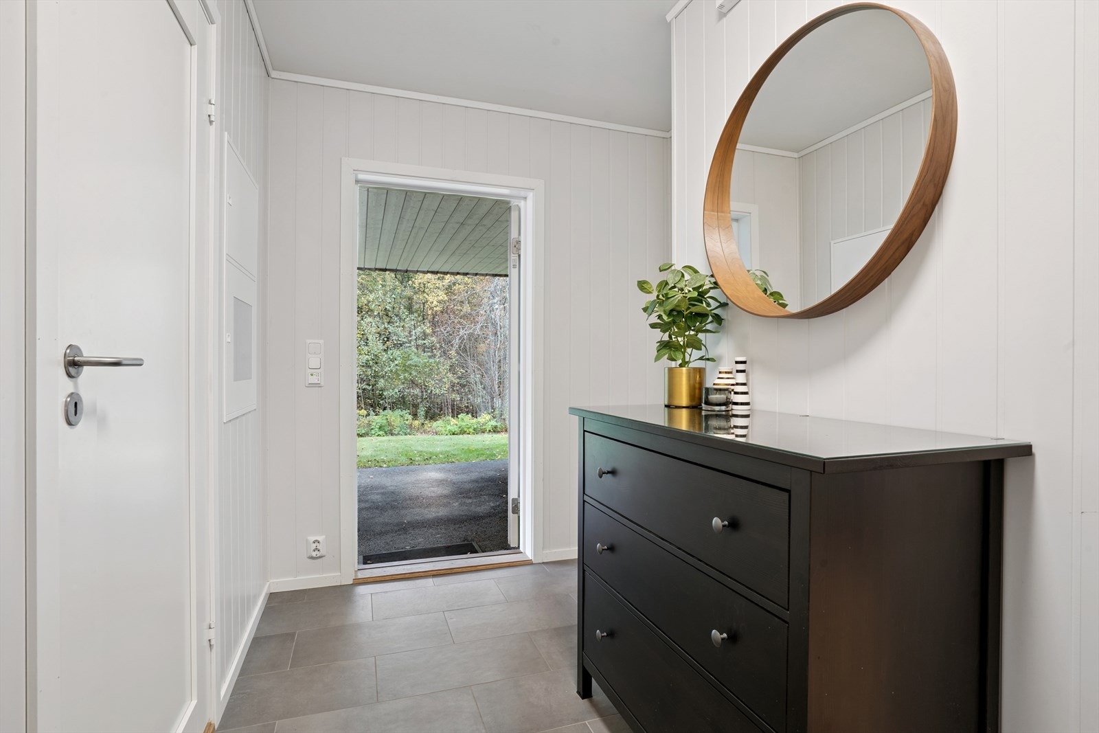 Velkommen inn i en lys entré med slitesterke fliser på gulvet. Galleribilde