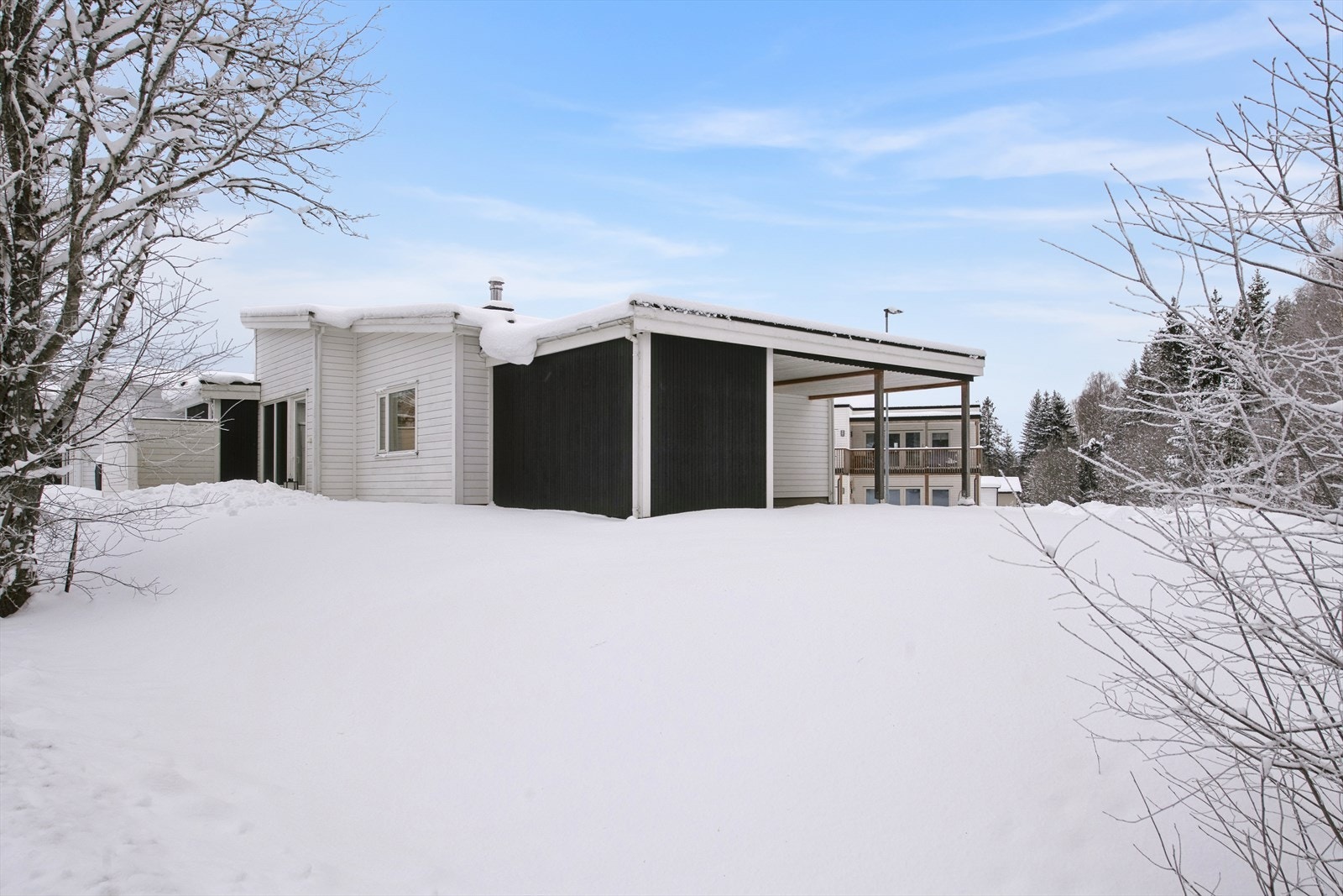 Koselig uteområde - med platting og gressplen. Galleribilde