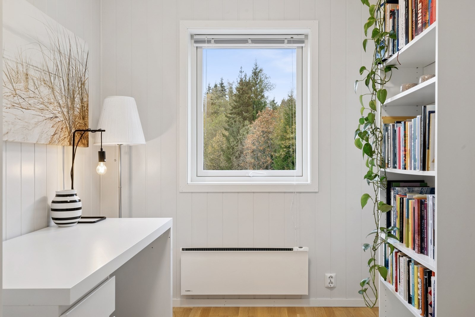 Store vindusflater gir godt med naturlig lys, og alle vinduer har 3-lags glass fra 2017. Galleribilde