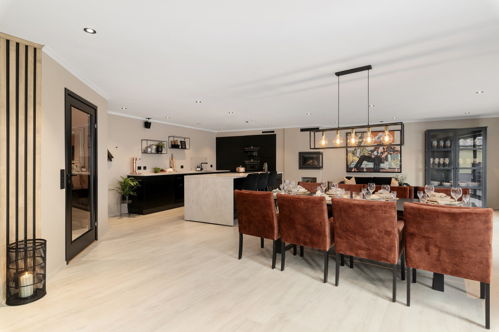 Spiseplassen med 8 plasser er perfekt plassert midt i rommet Galleribilde