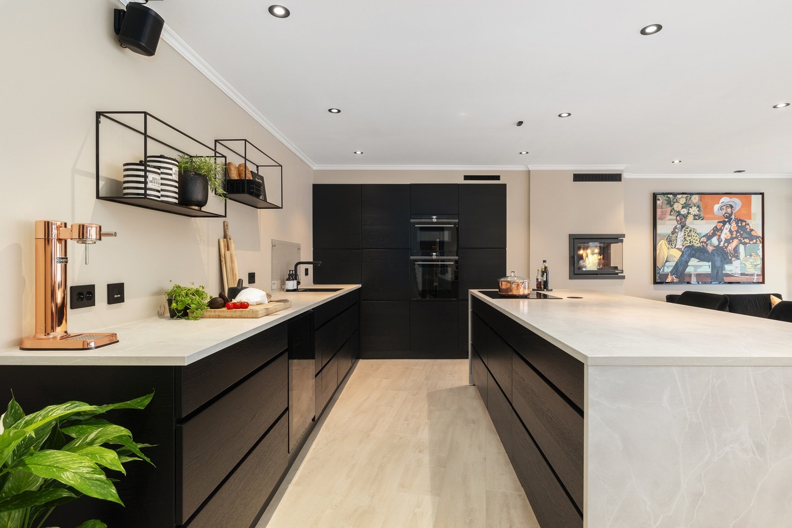 Høyskapene er innfelt i vegg for god utnyttelse av areal og sammen med underskapene er her godt med oppbevaringsplass Galleribilde