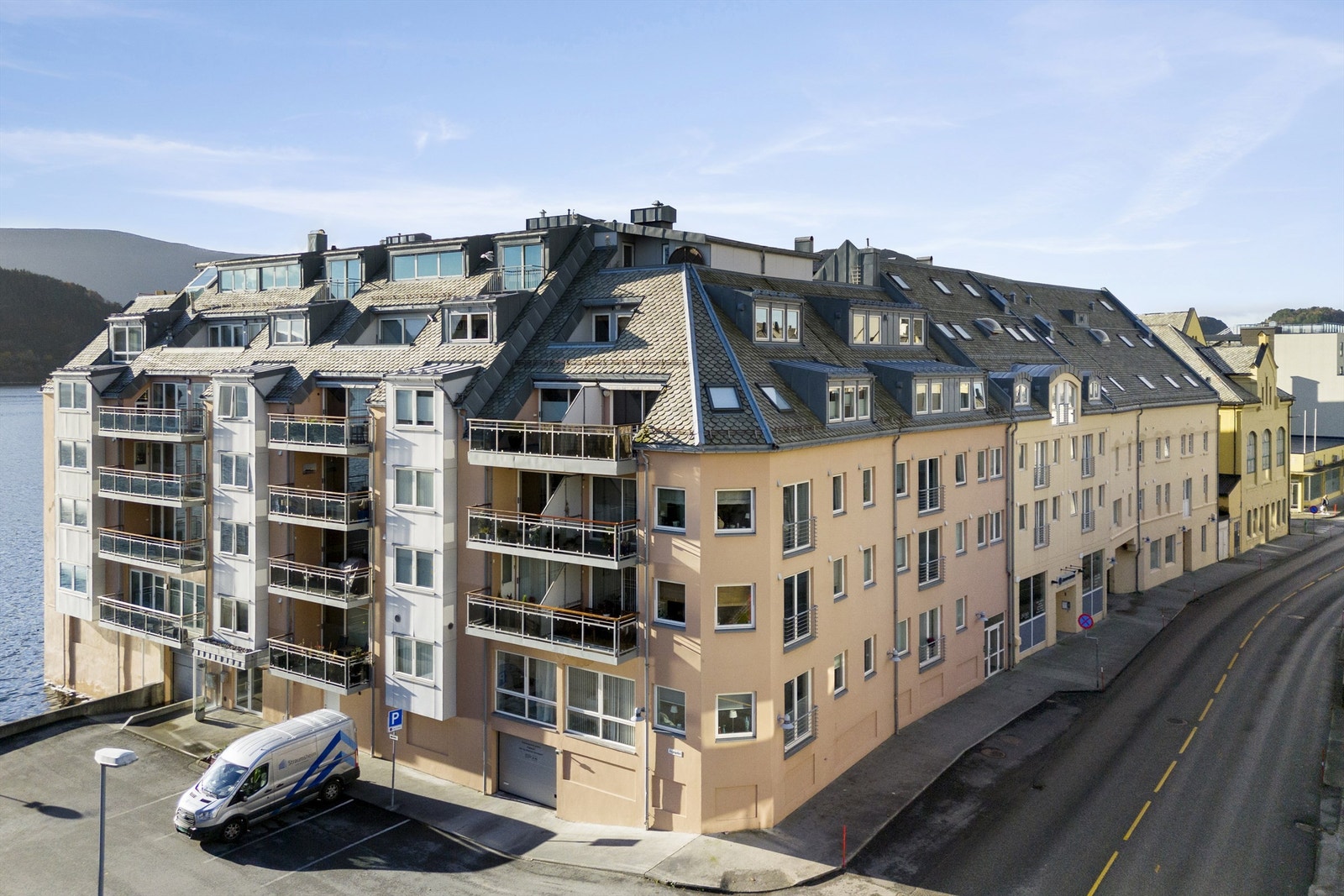 Elektrogården ligger like vest for sentrum og gir umiddelbar nærhet til dagligvarebutikker og trygg gangveg via gangfelter inn til bysentrum Galleribilde