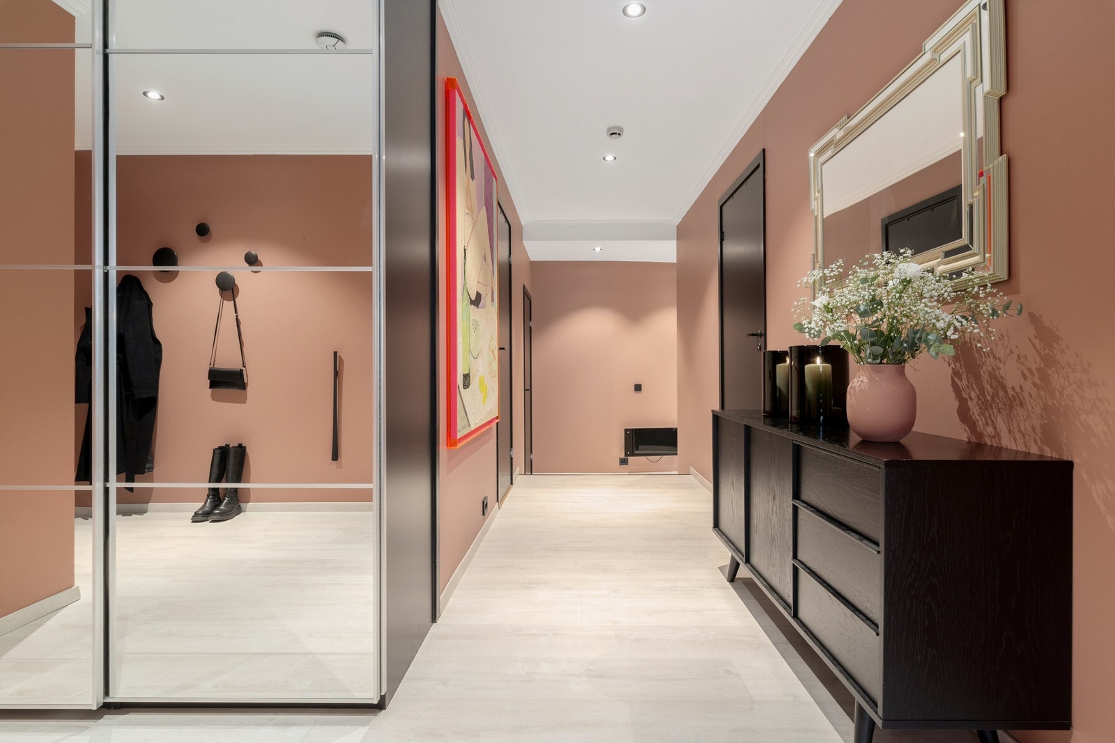 Fra gangen er det videre tilkomst til bad mot høyre, bod mot venstre og leilighetens tre soverom Galleribilde