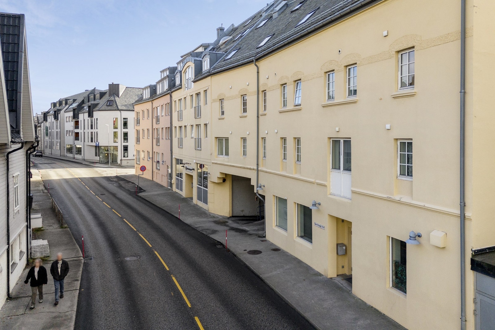 Leiligheten ligger i "Elektrogården" like vest for bysentrum. Med leiligheten følger det parkeringsplass i lukket garasjeanlegg Galleribilde