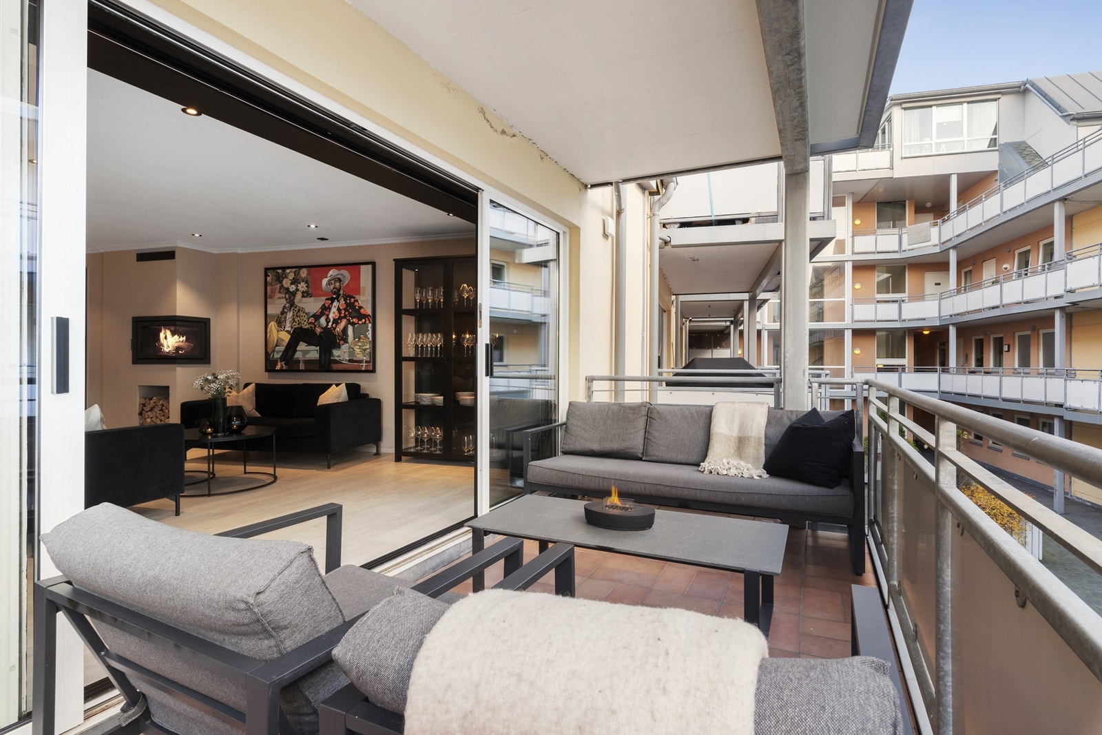 Fra stue-kjøkkenrommet er det direkte utgang til verandaen. Legg merke til at her er det tilkomst via tofløyet skyvedør som på sommerstid gir en "forlengelse" av rommet Galleribilde