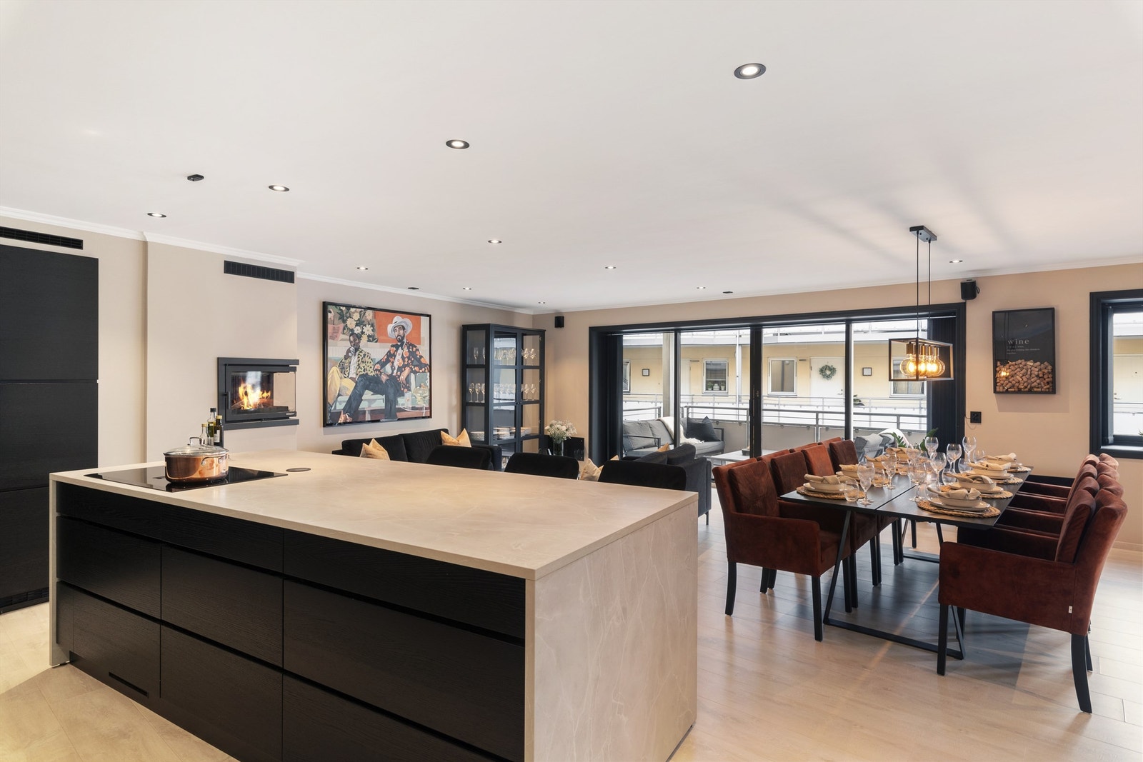 Kjøkkenøyen komplementerer innredningen og gir ekstra med oppbevaring- og benkeplass i tillegg til en naturlig avgrensning mot rommet. Det er nedfelt stikkontakt i kjøkkenøyen Galleribilde