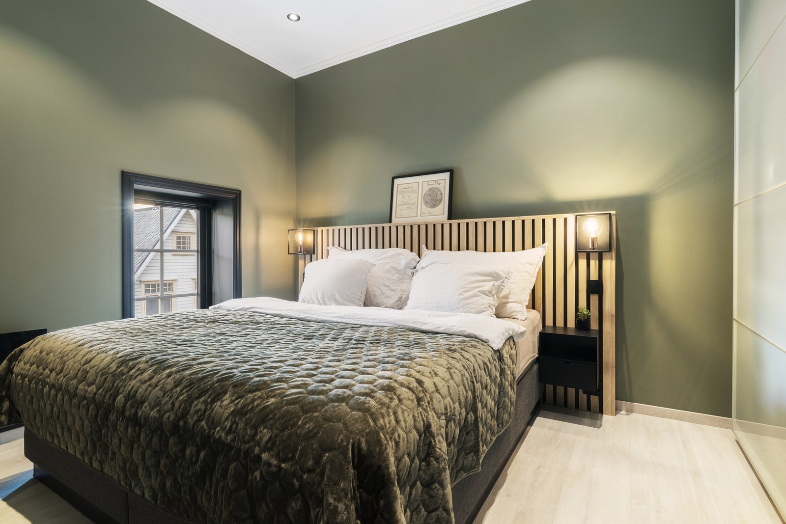 Hovedsoverommet er oppmålt til ca 10m² og har en takhøyde målt til 2.75 meter! Lekker sengegavl med spiler og svevende nattbord og en romslig skyvedørsgarderobe er montert Galleribilde