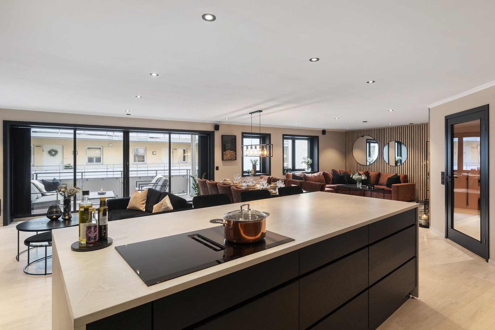 Leiligheten har et svært romslig oppholdsrom på ca 62m² med plass til flere møbleringssoner. Legg merke til innfelte downlights med hensiktsmessig plasseringer i rommet! Galleribilde