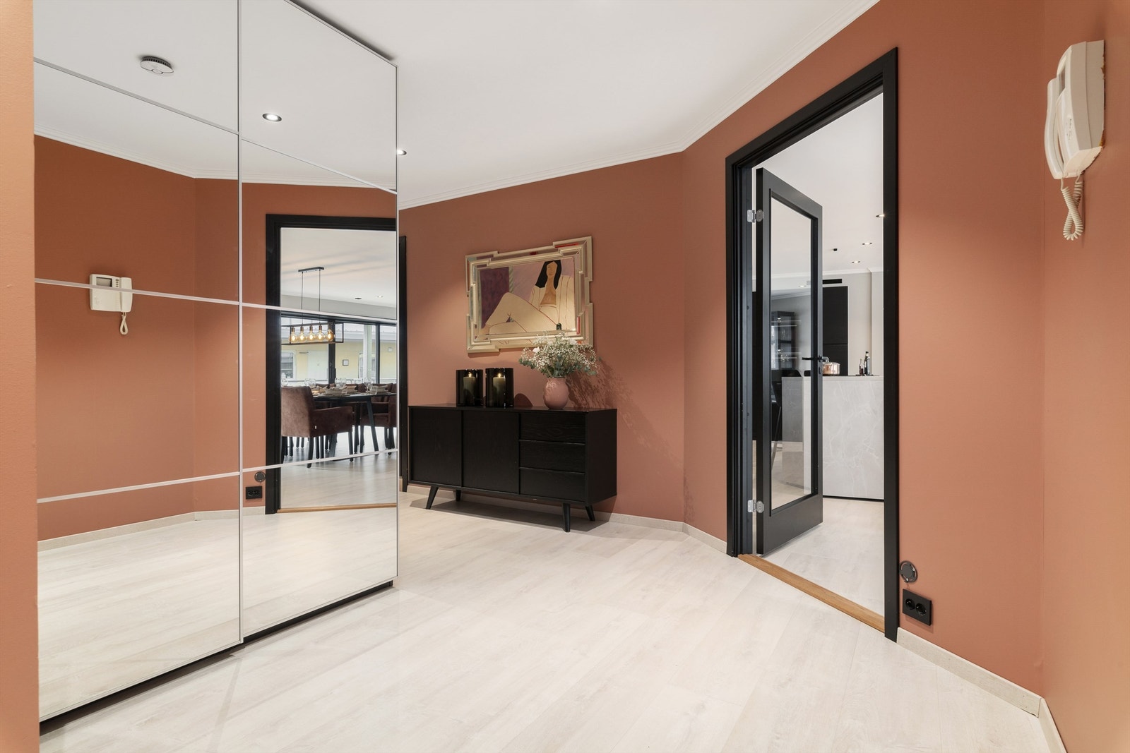 I gangen er det en praktisk skyvedørsgarderobe med speilfronter som gjemmer unna yttertøy og sko Galleribilde