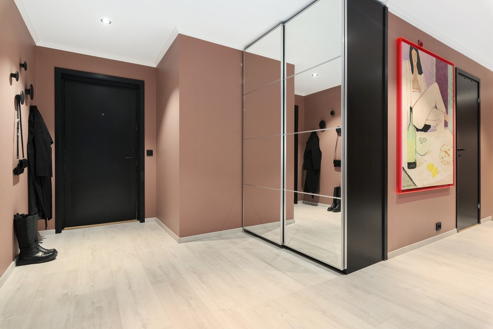 Velkommen inn! Hallen er romslig og gir et godt førsteinntrykk på hva leiligheten videre har å by på! Galleribilde