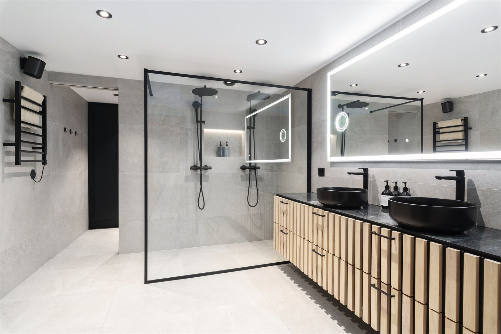 Baderommet er både romslig og lekkert - og kombinert med vaskerom Galleribilde