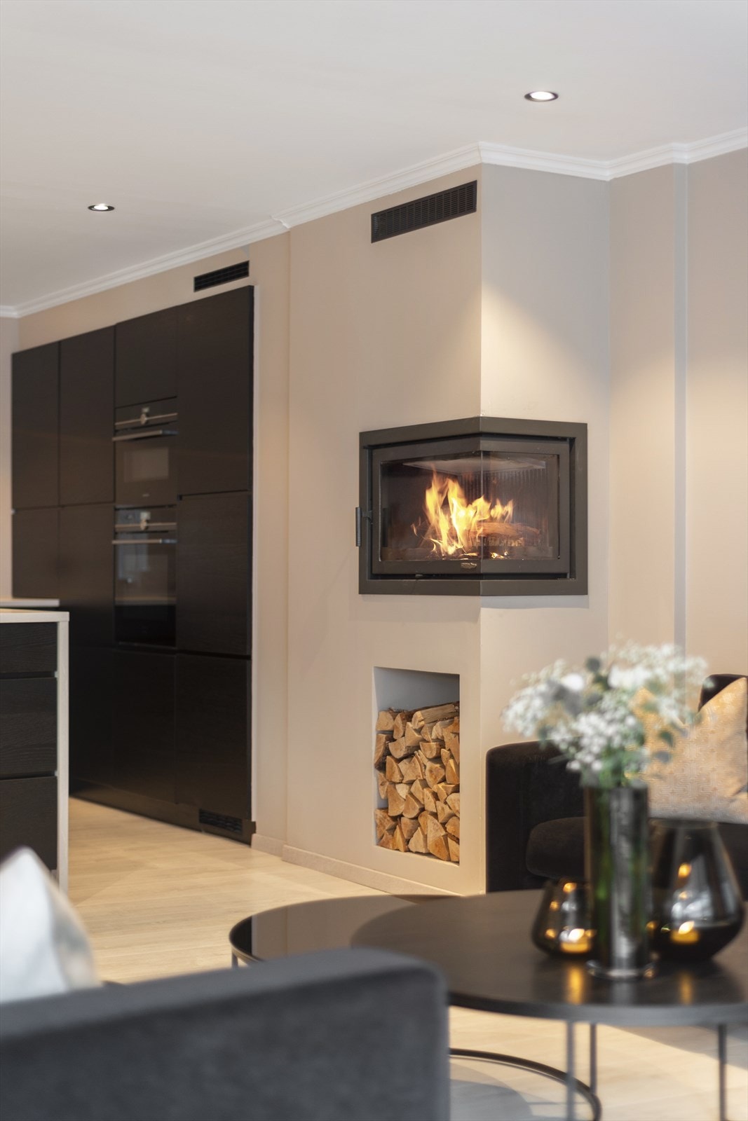 Leiligheten har ildsted og legg merke til den innfelte vedhyllen - et pent blikkfang Galleribilde