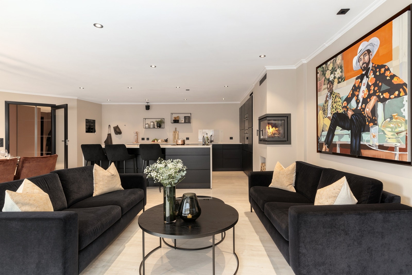 Rommets størrelse gir og muligheten til å innrede med egen lounge, like ved spiseplassen Galleribilde