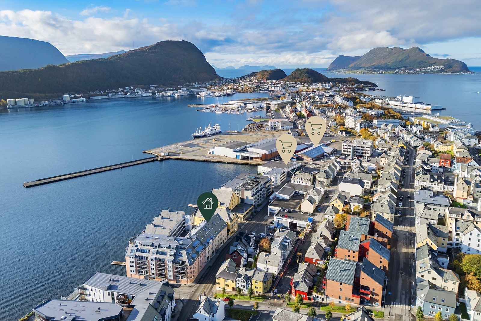 Nærområdet har et godt utvalg av dagligvarebutikker med Rema 1000 og Kiwi ca 300 meter fra eiendommen. I tillegg ligger Bunnpris Torhallen som er søndagsåpen, ca 350 meter unna Galleribilde