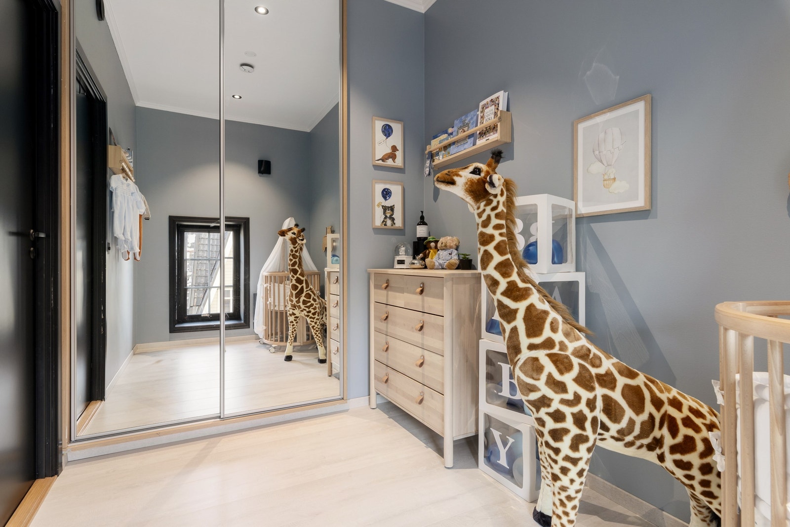 Soverom II er på ca 7m² med innfelt skyvedørsgarderobe som gir ekstra utnyttelse av arealet Galleribilde