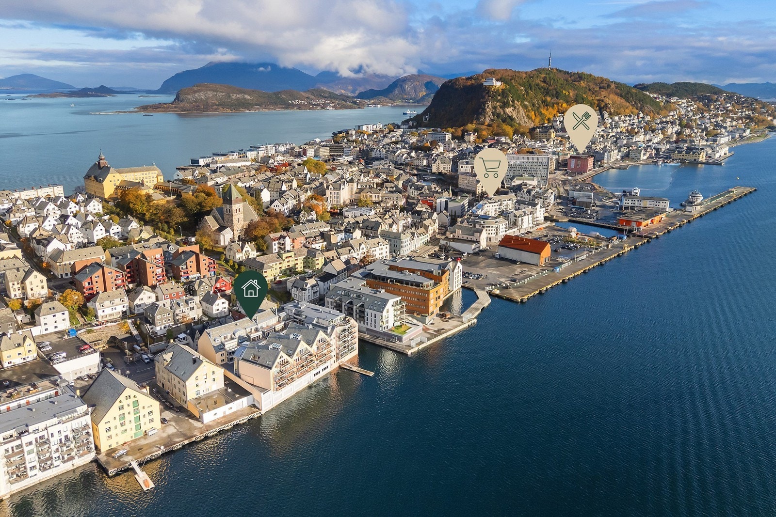 Sjøpromenaden foran Quality Hotel Waterfront gir en fin spasertur mot sentrum, Via kulturhavna hvor bla. Svai sauna tilbyr badstuer og tønnebad. Videre er det fine turmuligheter på Storhaugen og via Helleborgparken ca 500 meter fra eiendommen Galleribilde