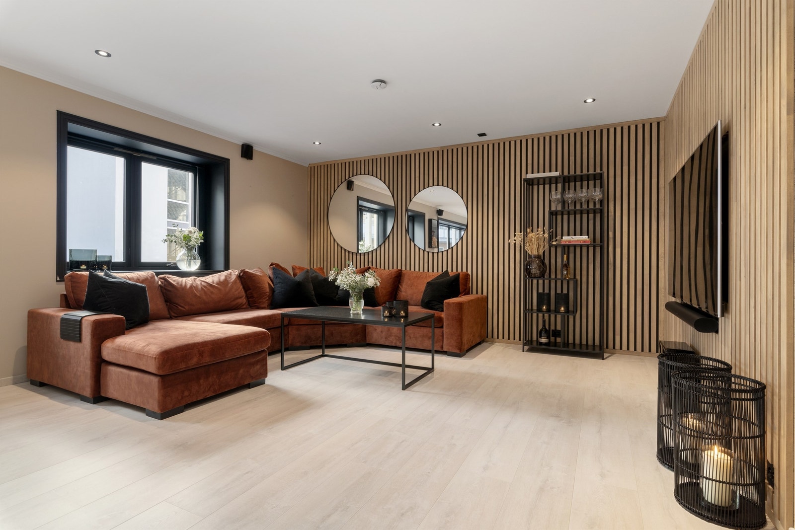 I tvsonen er veggene spilekledd og flotte detaljer skaper en behagelig stemning Galleribilde