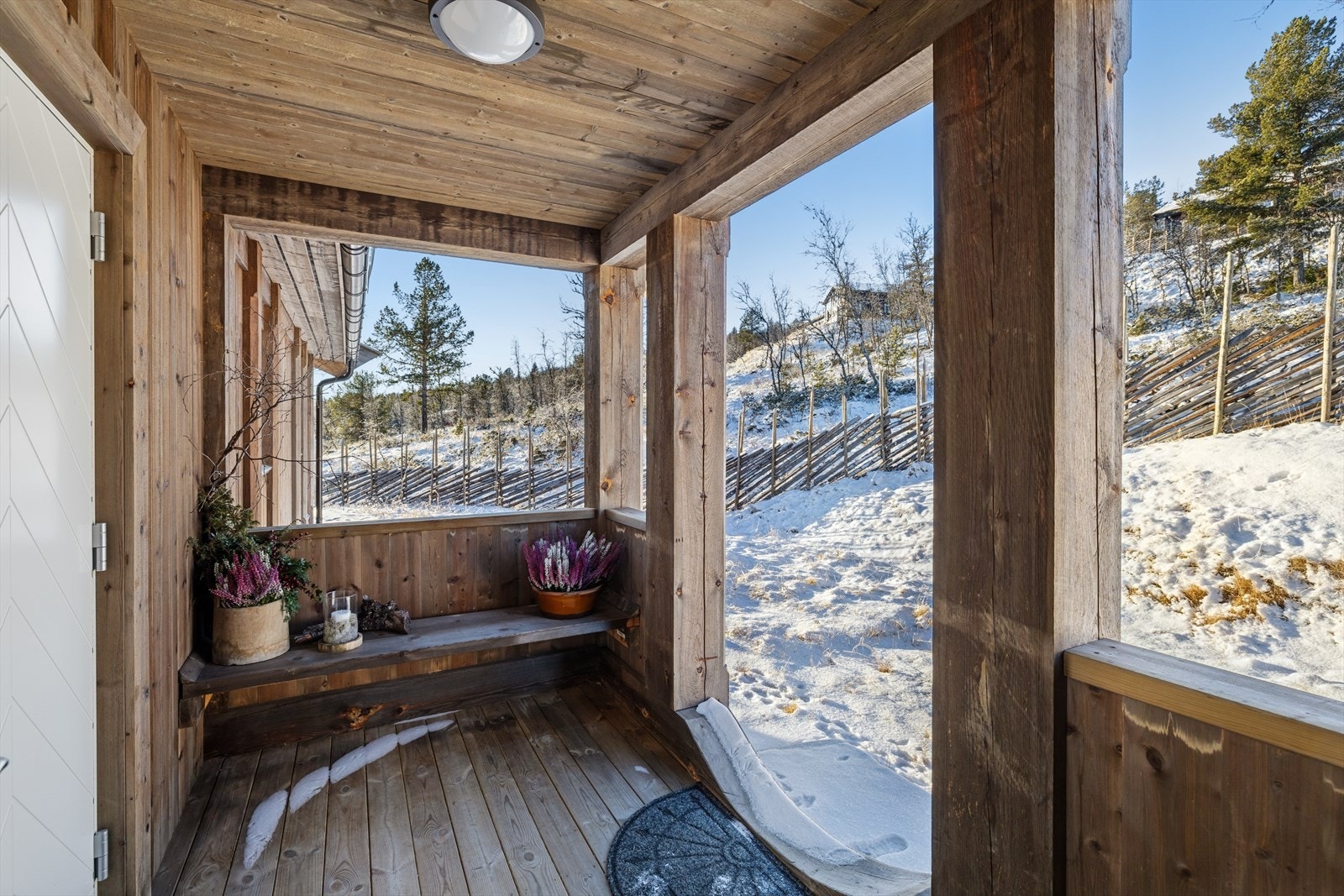 Lekkert, overbygget inngangsparti som ønsker deg varmt velkommen inn! Galleribilde