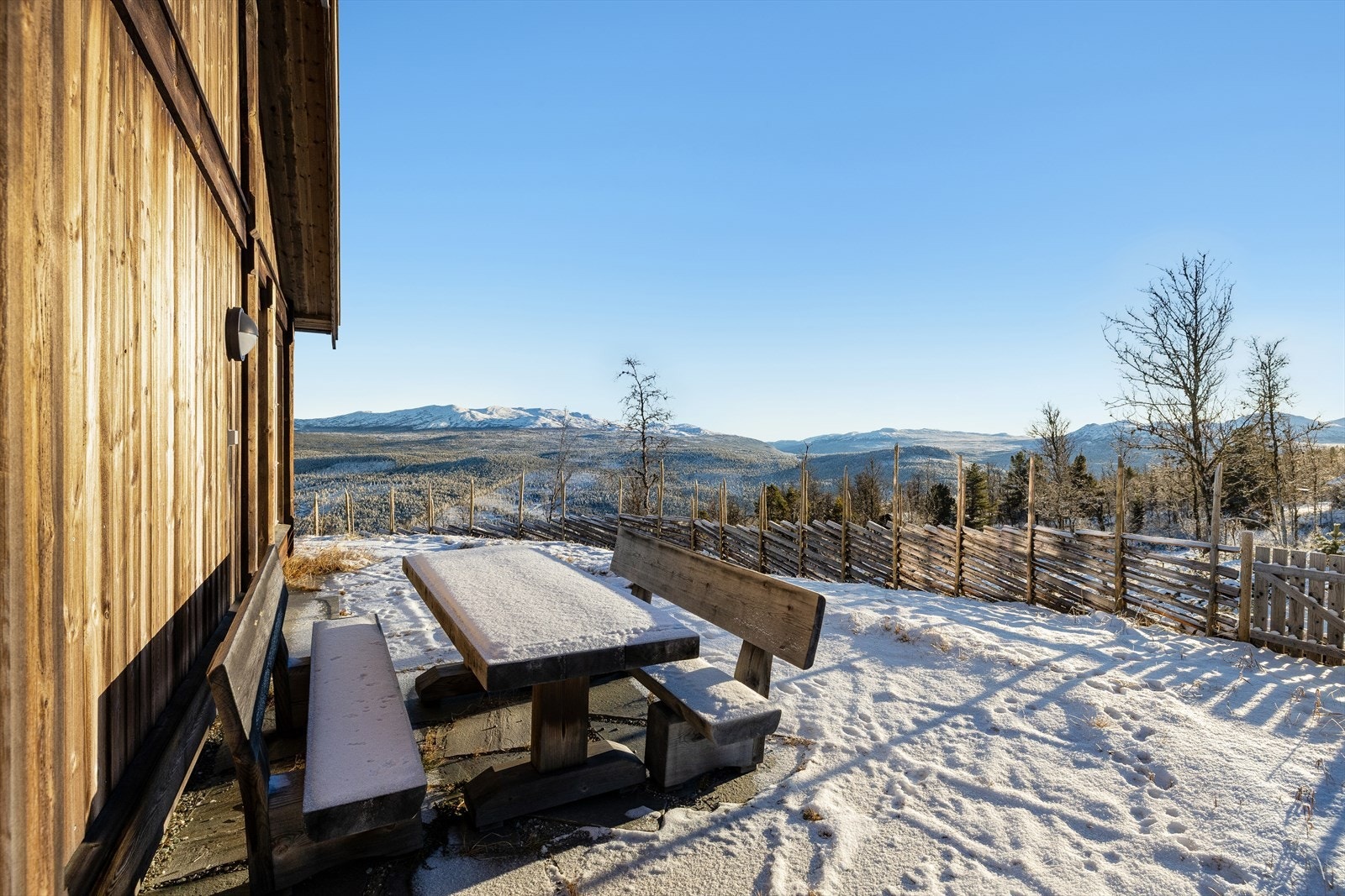 Pent opparbeidet uteområde hvor man kan nyte solfylte dager og hyggelige stunder gjennom hele året. Galleribilde