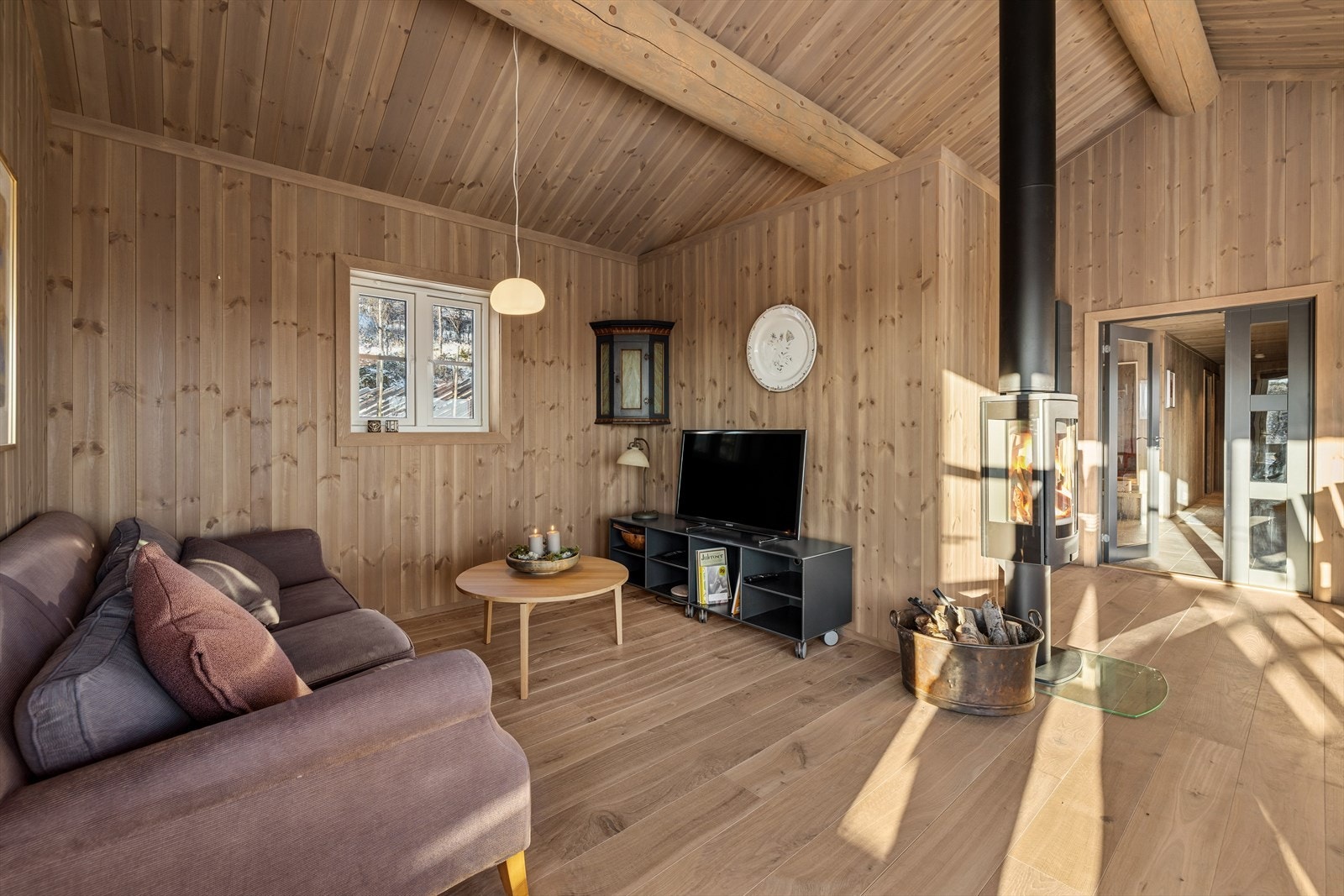 Den åpne stue- og kjøkkenløsningen byr på romslige flater og fleksible møbleringsmuligheter, slik at du enkelt kan tilpasse soner for både avslapning, matlaging og sosialt samvær. Galleribilde