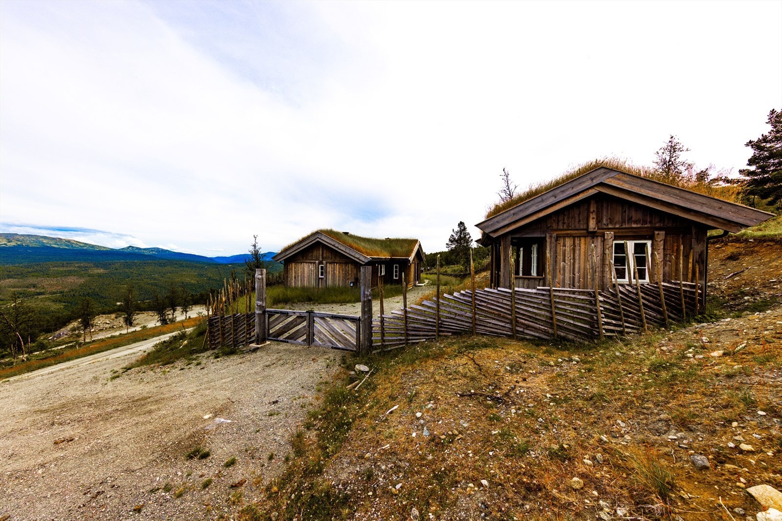 Sjarmerende fjellhytte med torvtak og inngjerdet tun, idyllisk plassert i et åpent høyfjellslandskap med flotte turmuligheter og naturskjønne omgivelser rett utenfor døren Galleribilde