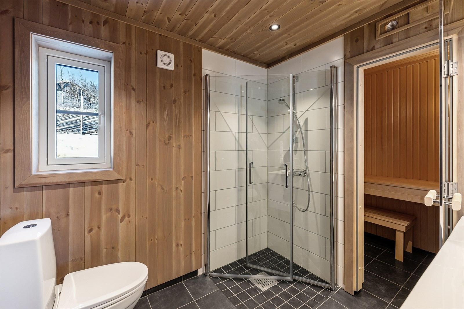 Hytta har to komplette bad. Det ene er utstyrt med dusjhjørne, toalett, servant og egen badstue, og gir både komfort og velvære! Galleribilde