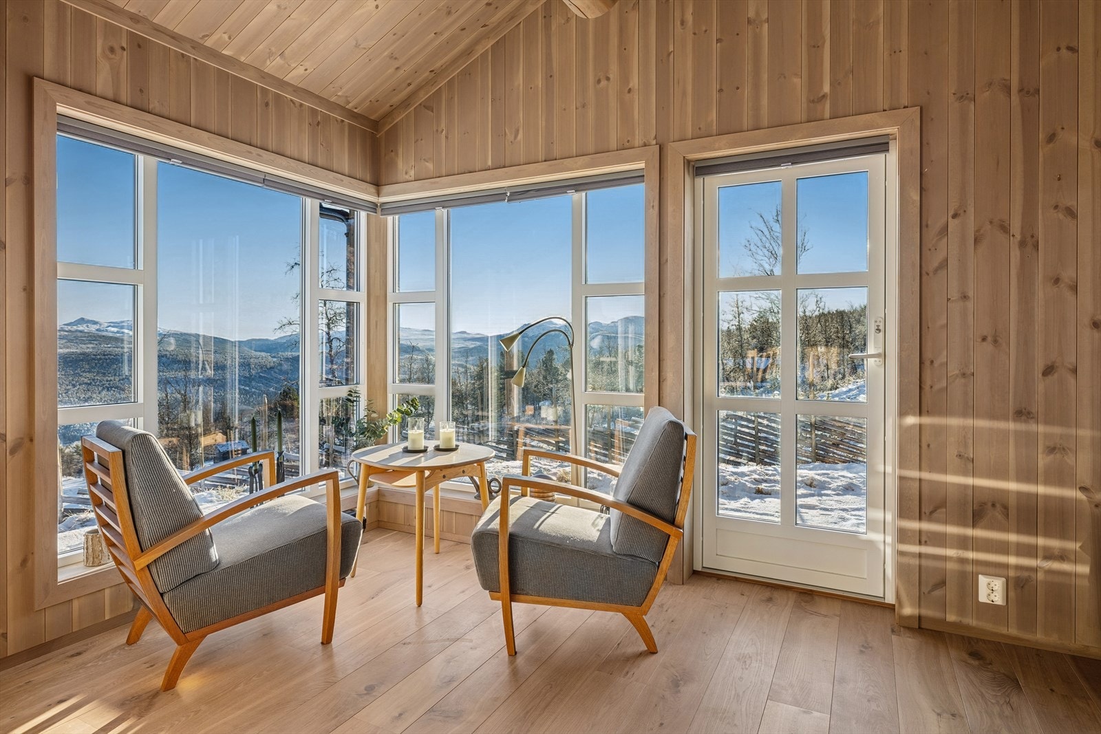 Fra stuen er det direkte utgang til et pent opparbeidet uteområde, perfekt for å nyte solrike dager og hyggelige stunder ute. Galleribilde