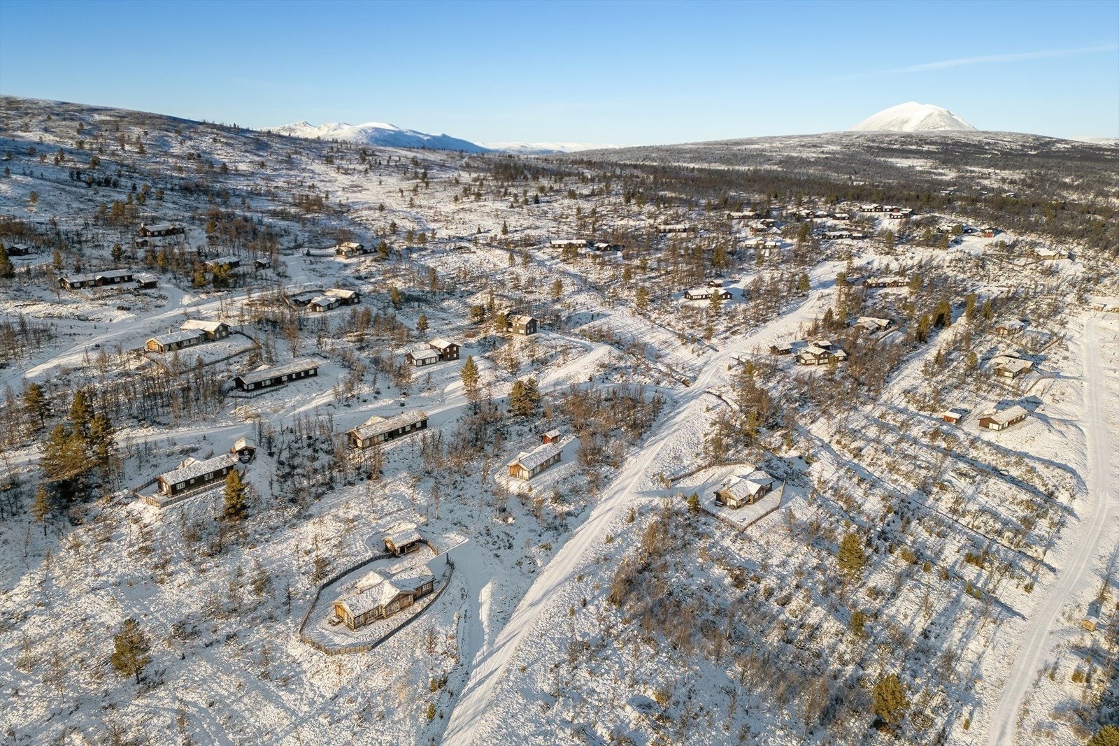 Fra hytta er det kort vei til oppkjørte skiløyper og turstier som leder deg langt innover mot Jotunheimens flotte turområder! Galleribilde