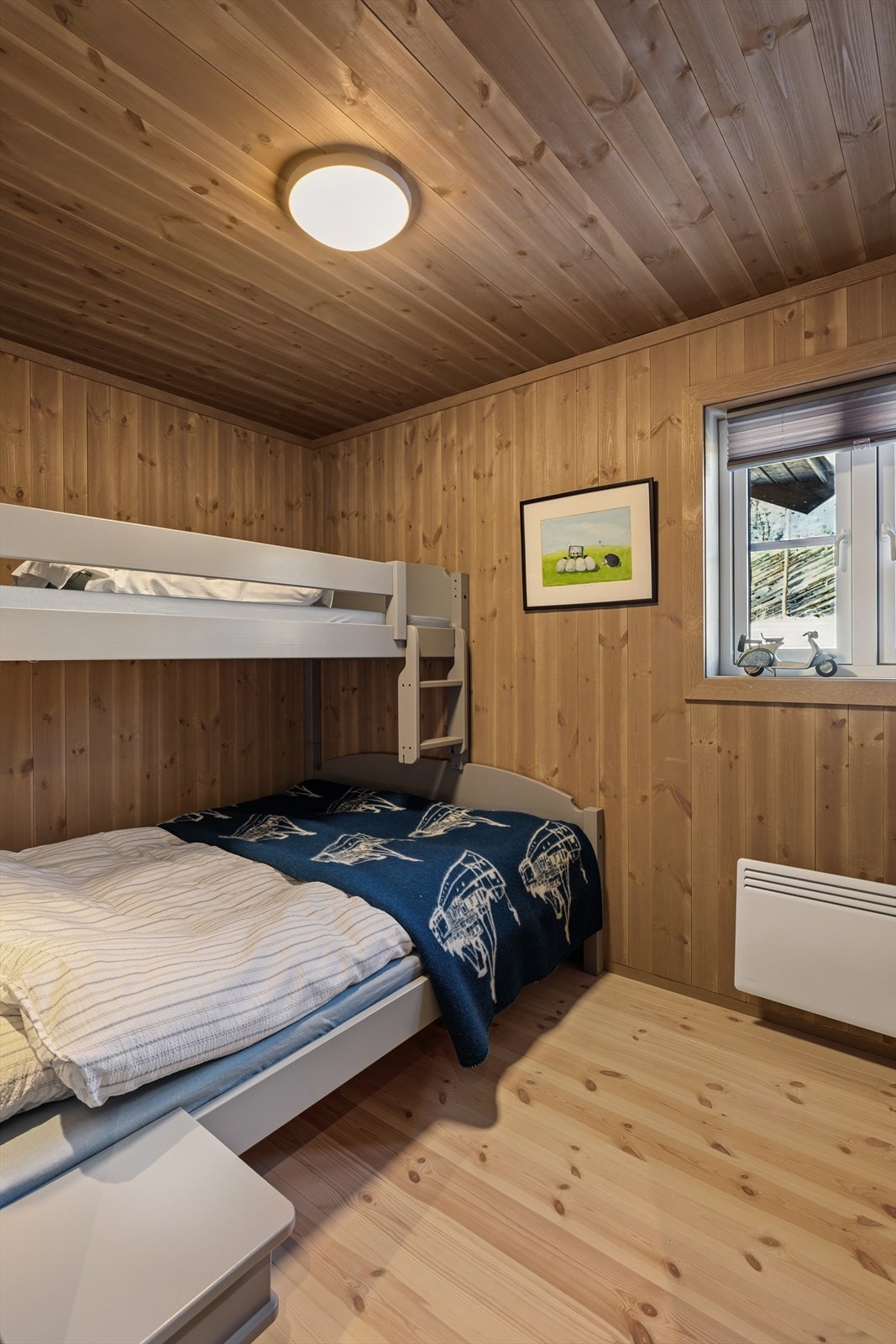 Rommet passer perfekt som barnerom eller et ekstra gjesterom. Galleribilde