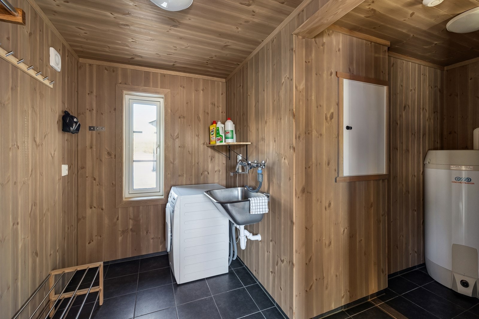 I tillegg til to komplette bad har hytta et eget vaskerom/teknisk rom. | Vaskerommet har egen inngang, praktisk når man kommer inn med kalde skiklær eller annet utstyr. Galleribilde