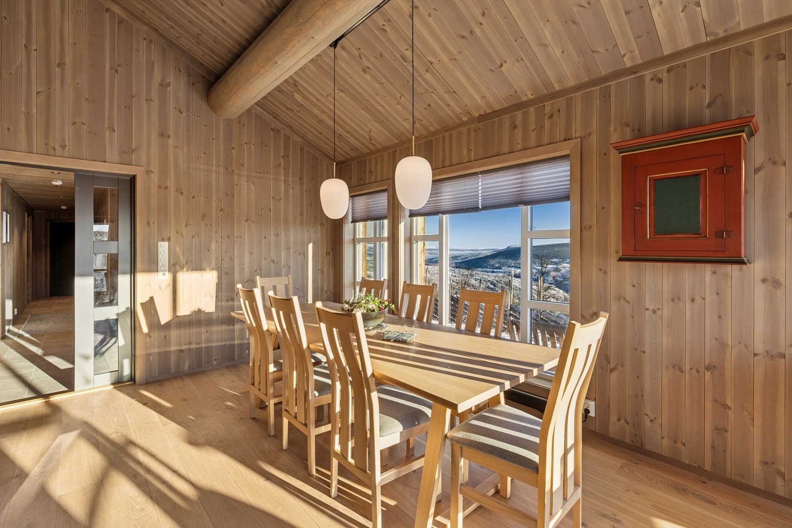 Spiseplassen har god plass til stort bord, perfekt for å samle hele familien til hyggelige måltider og sosialt samvær. Galleribilde