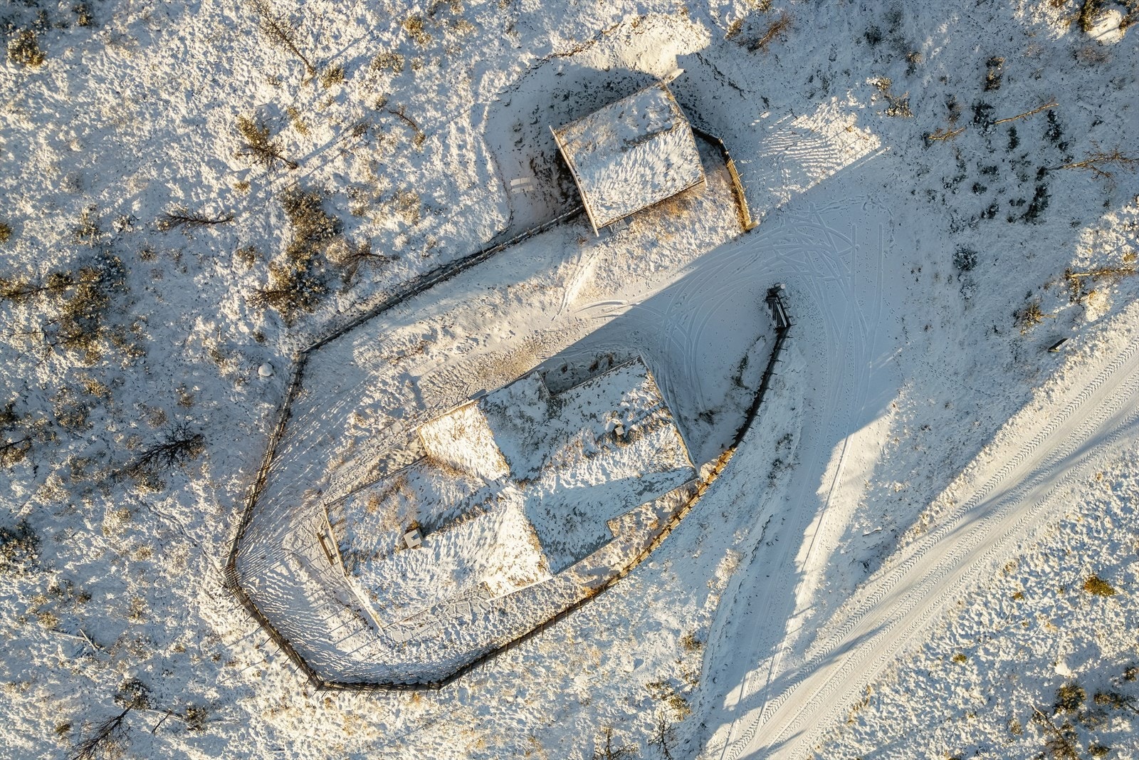 Hytta er omkranset av skigard med egen inngangsport, som gir både avgrensning, privatliv og en tradisjonell hyttefølelse. Galleribilde