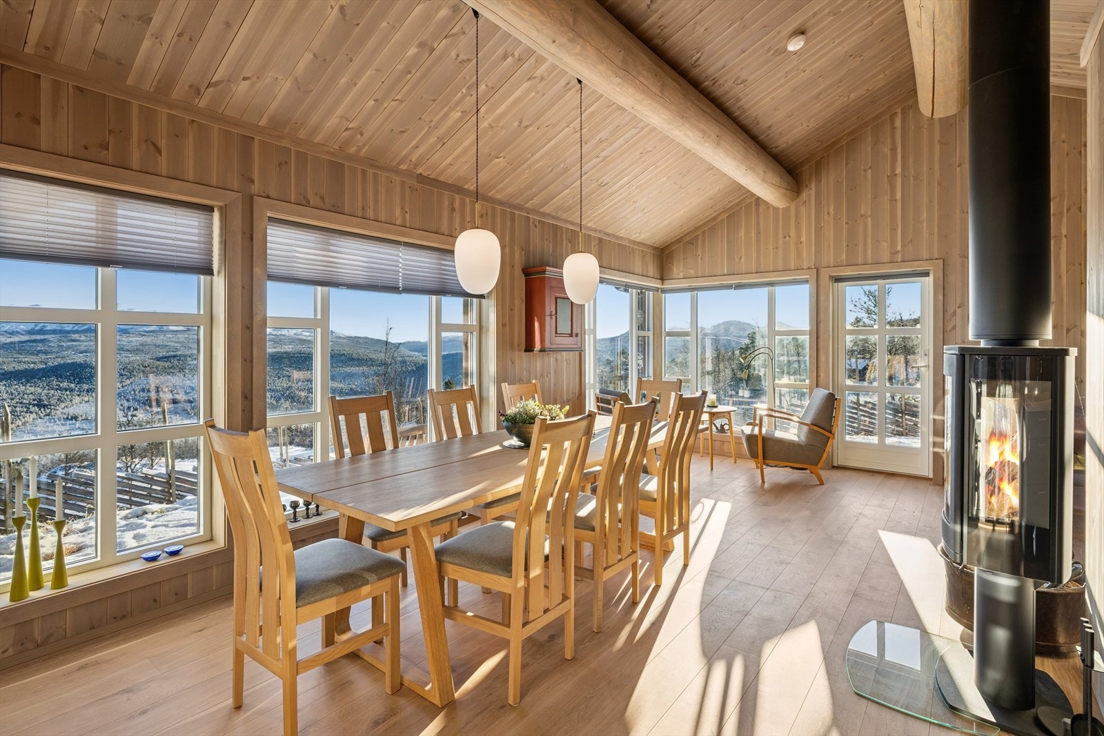 Fra stuen kan du nyte den fantastiske utsikten som omgir hytta - et vakkert innslag i hverdagen og hyttelivet! Galleribilde
