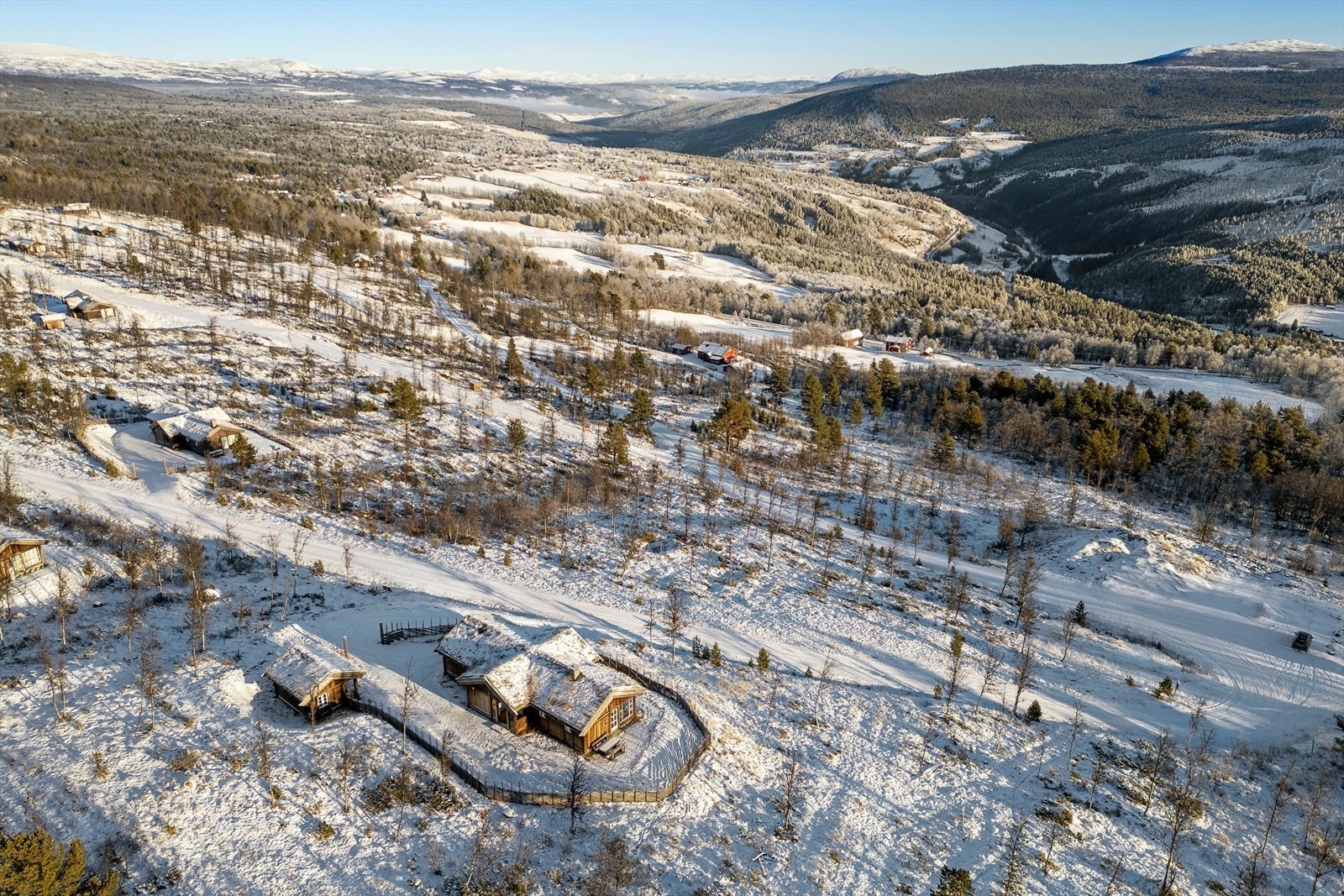 Oppsummert fremstår dette som en moderne hytte med gjennomgående høy standard, som egner seg utmerket for barnefamilier og for deg som ønsker rikelig med plass til både familie og gjester i komfortable og innbydende omgivelser Galleribilde