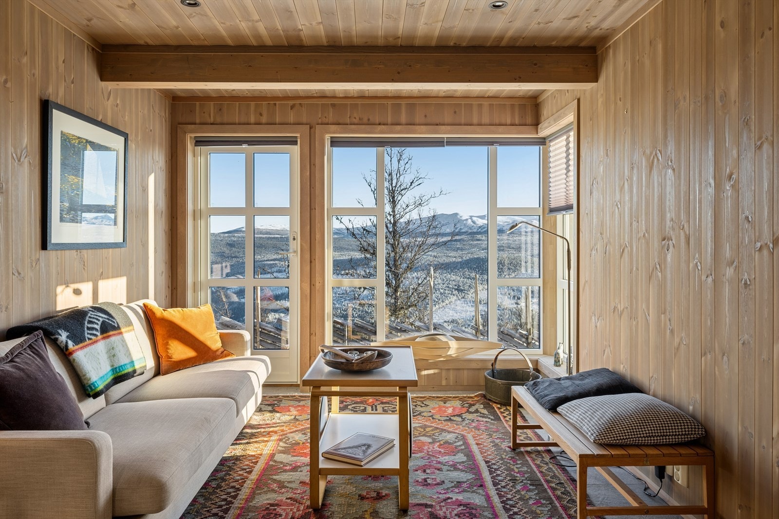 Den koselige mellomstuen passer perfekt som TV-stue for barna, eller som et ekstra rom hvor man kan slappe av og virkelig nyte hyttelivet Galleribilde